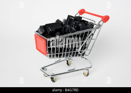Ein Miniatur-Einkaufswagen voller Computer-Tasten Stockfoto