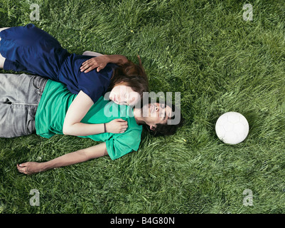 Ein junges Paar liegen auf dem Rasen schlafen Stockfoto