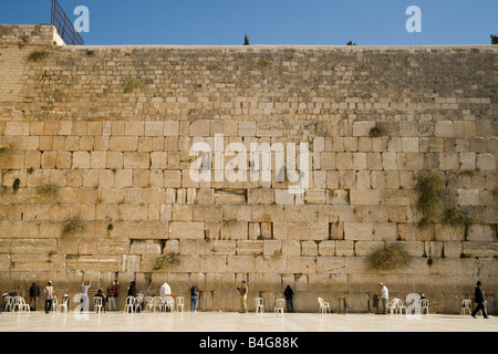 Eine große Gruppe von Männern an der Klagemauer beten Stockfoto