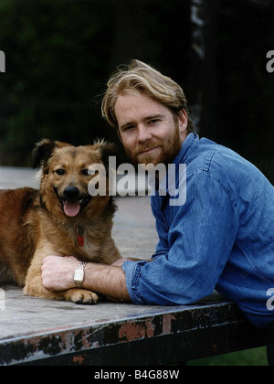 Jason Connery Schauspieler und Sohn von Sean Connery mit seinem Hund Ollie Stockfoto