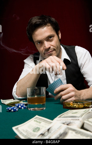 Ein Mann an einem high-Stakes-Poker-Spiel auf verdächtige Stockfoto