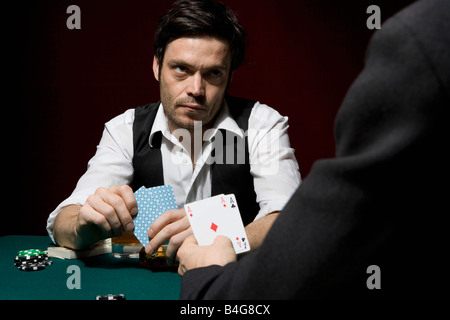 Zwei Männer spielen Poker an einem high-Stakes-Spiel Stockfoto