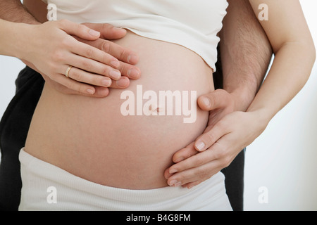 Ehemann halten schwangere Frau Bauch Stockfoto