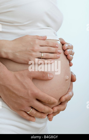 Ehemann halten schwangere Frau Bauch Stockfoto