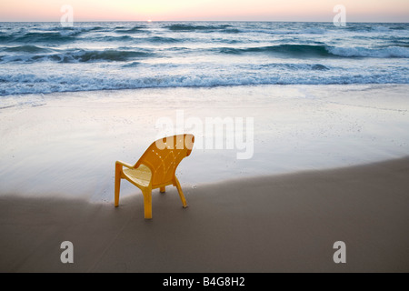 Ein Plastikstuhl am Strand Stockfoto