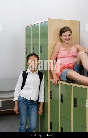 Zwei 10-13 Mädchen in einem Schließfach Bucht entspannen Stockfoto