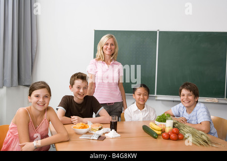 Ein Lehrer und vier Studenten lernen über Ernährung Stockfoto