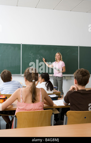 Lehrer vor ihrer Klasse Stockfoto