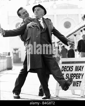 George Cole Actor in Szene mit co-Star Gary Webster in Szene aus Fernsehsendung Minder Stockfoto