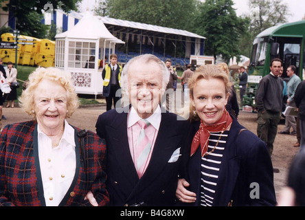 Sir John Mills Schauspieler mit seiner Tochter Schauspielerin Hayley Mills und seine Frau Stockfoto