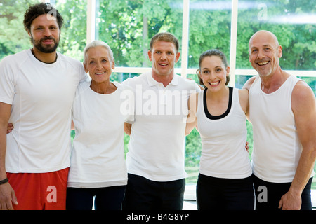 Eine Gruppe von Leuten mit ihre Arme umeinander Stockfoto