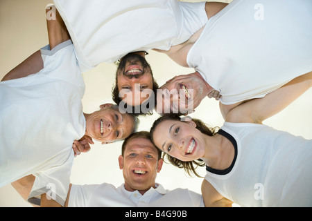 Eine Gruppe von Leuten mit ihre Arme umeinander, direkt unten Stockfoto