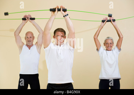 Ein Fitness-Trainer unterrichten eine aerobe Flex Bar Klasse Stockfoto