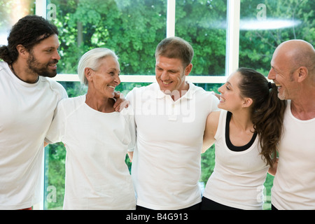 Eine Gruppe von Leuten mit ihre Arme umeinander Stockfoto