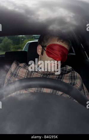Ein Mann in einem Auto schlafen Stockfoto