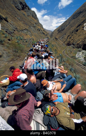 Touristen und Einheimische sitzen an Bord der Devils Nase Eisenbahn-Zug auf der Oberseite der Schiene Autos Reisen durch die Berge. Stockfoto