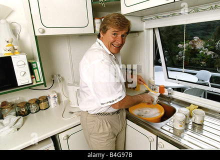 William Roache Schauspieler, Ken Barlow in TV-Sendung Corornation Straße zu Hause in seiner Küche spielt Stockfoto