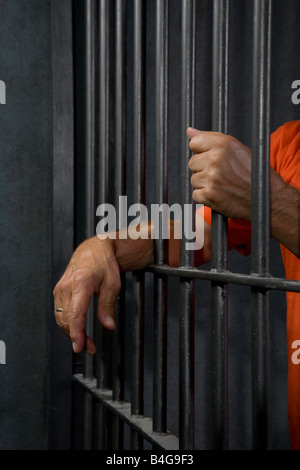 Ein Gefangener hinter seinem Gefängnis Gitterstäbe Stockfoto
