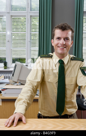 Ein Polizist in einer Polizeistation arbeiten Stockfoto