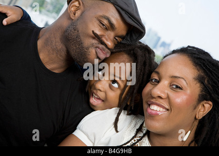 Zwei Eltern und ihr Sohn goofing rund um Stockfoto
