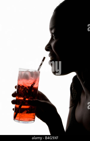Eine afrikanische amerikanische Frau hält einen eisgekühlten Drink, silhouette Stockfoto
