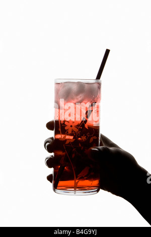 Eine afrikanische amerikanische Frau Hand hält einen eisgekühlten Drink, Silhouette Stockfoto