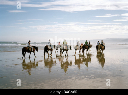 Eine Gruppe von Menschen Reiten am Strand Stockfoto