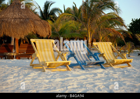 Sonnenliegen am Strand Stockfoto