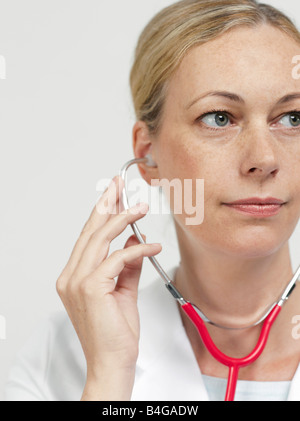 Porträt von einer Ärztin mit einem Stethoskop, close-up Stockfoto