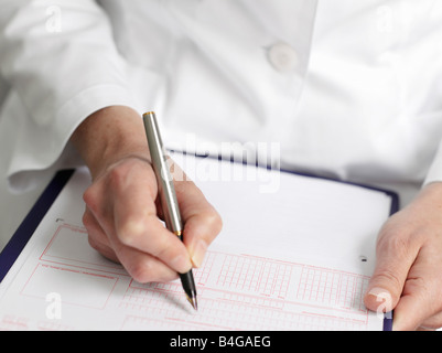 Menschliche Hände, eine Überweisung ausfüllen Rutschen für einen Arzt Stockfoto