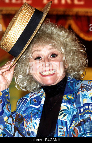 Barbara Windsor-Schauspielerin, die am besten bekannt ist für ihre Figuren in den tragen auf Filmen und zuletzt als Peggy Mitchell in der BBC Eastenders Seife Stockfoto