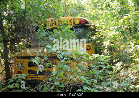 Alte verlassene Schulbus Stockfoto