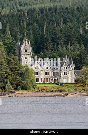 Ardverikie Anwesen direkt am Wasser des Loch Laggan, Inverness-Shire, Schottland, gefilmt in der TV-Serie Monarch of the Glen Stockfoto