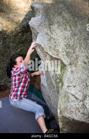 Bouldern und Klettern ohne Seil in Squamish, British Columbia Stockfoto