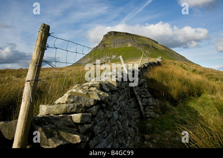 Ein Blick auf die Gipfel von Pen-y-Gent, eines der drei Zinnen, ein Berg in den Yorkshire Dales National park Stockfoto