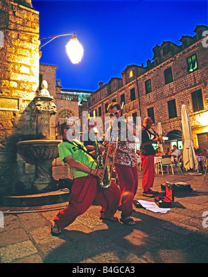 Kroatien, Dubrovnik, Old Town, Musikern vor einem Restaurant in den frühen Abendstunden Stockfoto