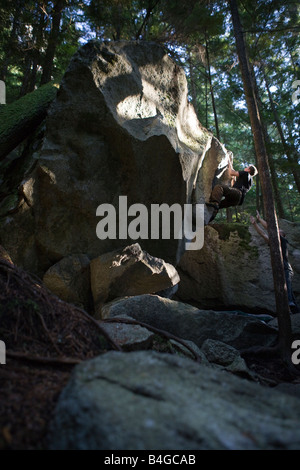 Bouldern und Klettern ohne Seil in Squamish, British Columbia Stockfoto