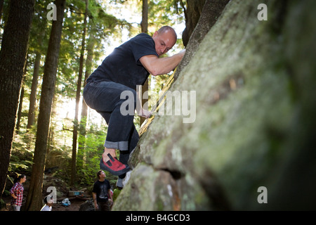 Bouldern und Klettern ohne Seil in Squamish, British Columbia Stockfoto