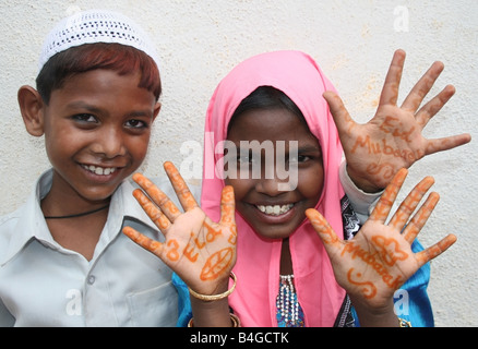 Muslimische Kinder mit Eid Mubarak Henna auf ihre Hände, Eid Ul Fitr feiern, Indien Stockfoto