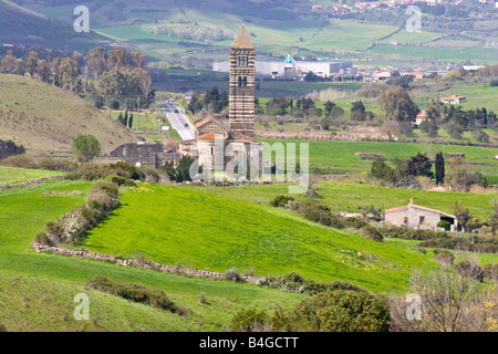 Ein Blick auf die Basilika der Heiligen Dreifaltigkeit von Saccargia, Santissima Trinità di Saccargia in der Nähe von Sassari, Insel Sardinien, Italien. Stockfoto