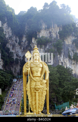 RIESIGE IDOL VON SUBRAMANYA AM EINGANG DES BATU-HÖHLEN IN KUALA LUMPUR MALAYSIA Stockfoto