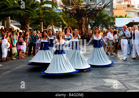 Tänzer durch die Straßen von Puerto De La Cruz ausführen, öffnen "Puerto De La Cruz im Flor 2008" Stockfoto