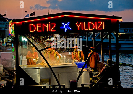 Restaurant Terrasse Boote Goldene Horn Brücke am Wasser verkaufen heiße Makrele Fisch Sandwiches Balik Ekmek Eminonu Stockfoto