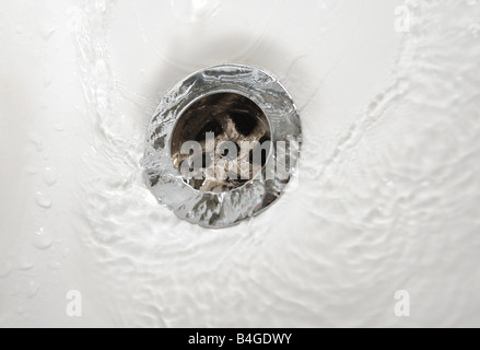 Wasser ein Bad Waschbecken Abfluss hinunter Stockfoto