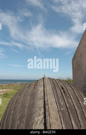 Detail des verrottenden Bogen und Kiel von einem umgedrehten und verlassene hölzerne Ruderboot an der East Neuk of Fife. Stockfoto