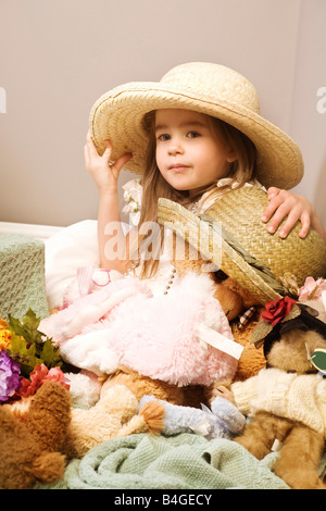 Mädchen und Teddybär tragen Strohhüte Stockfoto