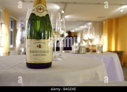 Flasche Champagner und Gläser Stockfoto