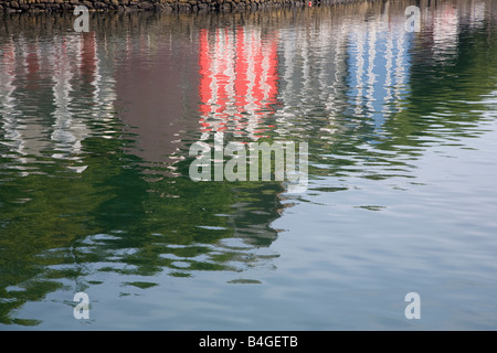 Reflexionen der Hütten entlang der Uferpromenade Tobermory Mull Schottland Stockfoto