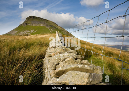 Ein Blick auf die Gipfel von Pen-y-Gent, eines der drei Zinnen, ein Berg in den Yorkshire Dales National park Stockfoto