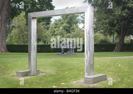 William Turnbulls polierten 'Gate' Stahlrahmen Eduardo Paolozzis "Master of the Universe" bronze in der Dean Gallery, Edinburgh. Stockfoto